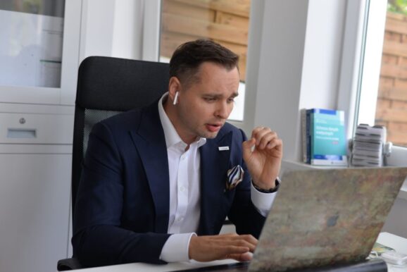Mężczyzna prowadzący rozmowę online.